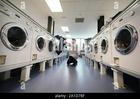 Der Newcastle University PHD-student Max Kelly, 24, an der Benton Proctor & Gamble Website in Newcastle, fügt Kleidung zu einer Bank der Test Waschmaschinen während der Forschung in den verschiedenen Waschzyklen Release von Mikrofasern. Stockfoto