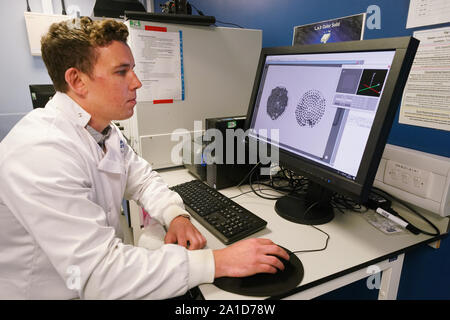 Der Newcastle University PHD-student Max Kelly, 24, an der Benton Proctor & Gamble Website in Newcastle, Blick auf die Waschmaschine, die mit Mikrofasern gesammelt nach einem schonwaschgang (links) im Vergleich mit einem Filter von einem normalen Waschgang weniger zeigt gesammelt Mikrofasern. Stockfoto