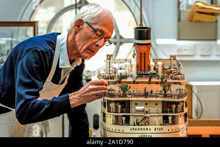 David Parsons, Modelle Konservator am National Museums Liverpool, arbeitet an einem 1929 Modell der Arandora Star Cruise Liner, die restauriert. Nach der Fertigstellung wird es in Merseyside Maritime Museum Anfang nächsten Jahres angezeigt werden, zum ersten Mal seit 80 Jahren. Stockfoto