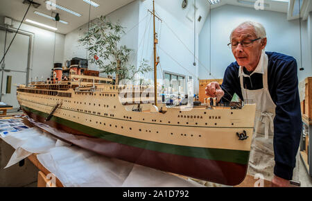 David Parsons, Modelle Konservator am National Museums Liverpool, arbeitet an einem 1929 Modell der Arandora Star Cruise Liner, die restauriert. Nach der Fertigstellung wird es in Merseyside Maritime Museum Anfang nächsten Jahres angezeigt werden, zum ersten Mal seit 80 Jahren. Stockfoto