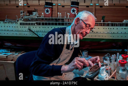 David Parsons, Modelle Konservator am National Museums Liverpool, arbeitet an einem 1929 Modell der Arandora Star Cruise Liner, die restauriert. Nach der Fertigstellung wird es in Merseyside Maritime Museum Anfang nächsten Jahres angezeigt werden, zum ersten Mal seit 80 Jahren. Stockfoto