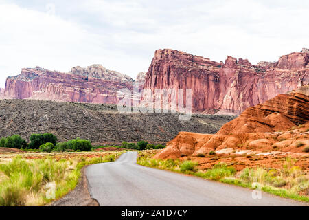 Straße Autobahn mit niemand im Capitol Reef National Monument mit roten Felsformationen Canyons in Utah