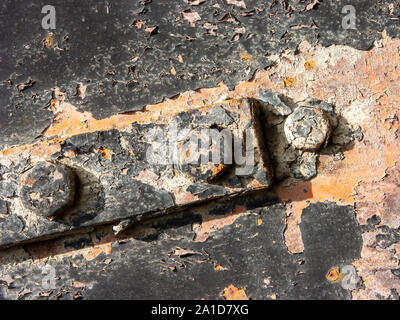 Typische detail antiker Blech von einem italienischen Landhaus, in Eisen mit Rost, Risse im Lack und die Details von verrosteten Schrauben. Stockfoto