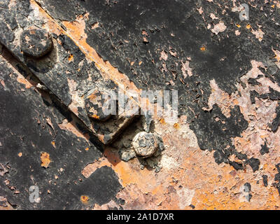 Typische detail antiker Blech von einem italienischen Landhaus, in Eisen mit Rost, Risse im Lack und die Details von verrosteten Schrauben. Stockfoto