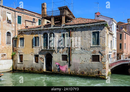 Venedig, Campo San Pantalon, Rio de Ca' Foscari. Street Art von Banksy - Venedig, Campo San Pantalon, Rio de Ca' Foscari. Street Art von Banksy Stockfoto