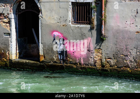 Venedig, Campo San Pantalon, Rio de Ca' Foscari. Street Art von Banksy - Venedig, Campo San Pantalon, Rio de Ca' Foscari. Street Art von Banksy Stockfoto