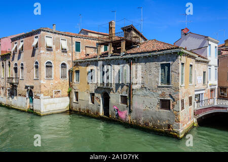 Venedig, Campo San Pantalon, Rio de Ca' Foscari. Street Art von Banksy - Venedig, Campo San Pantalon, Rio de Ca' Foscari. Street Art von Banksy Stockfoto