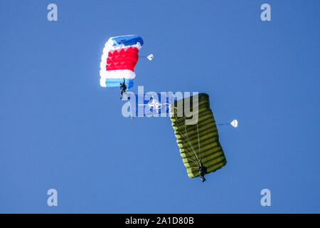 Fallschirmjäger der tschechischen Armee mit der NATO-Flagge, Dny NATO Days eröffnen im Mosnov Flugplatz Tschechische Republik Europa Nordmähren Stockfoto