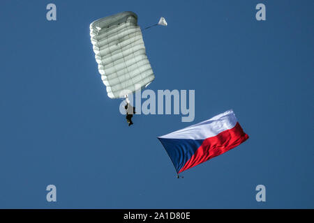 Fallschirmjäger der Tschechischen Armee mit der tschechischen Flagge Republik Stockfoto