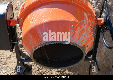 Bild einer Orange Betonmischer bereit zu konkreten in einer Baustelle Stockfoto
