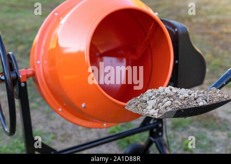 Bild von einem brandneu und sauber orange Betonmischer bereit zu konkreten Stockfoto