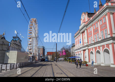 Rathaus und Riesenrad auf dem Marktplatz von Rostock, Deutschland Stockfoto