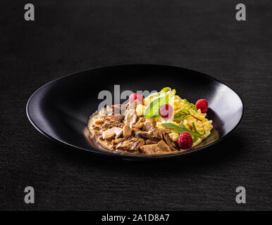 Rinderfilet mit Thymian, Waldpilzen und hausgemachte ei Knödel Stockfoto