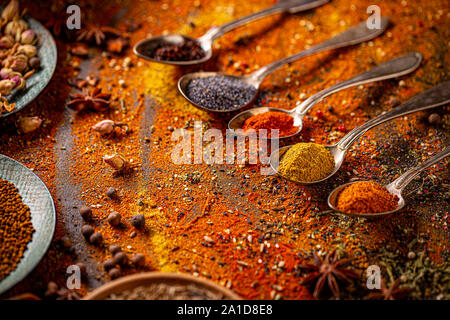 Helle Gewürze auf dem Tisch verteilt. Gewürze still life Stockfoto