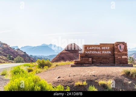 Fruita, USA - August 1, 2019: Zeichen im Capitol Reef National Monument Willkommen im Sommer mit National Park Service NPS Symbol logo Stockfoto