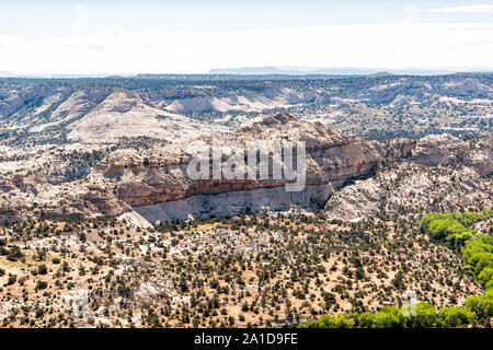 Blick auf die Klippe butte Mesa canyon Formationen Horizont Landschaft auf dem Highway 12 Scenic Byway Straße im Grand Staircase Escalante National Monument in Utah su Stockfoto