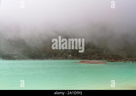 Nebel bilden auf vulkanischen Kratersee Oberfläche in Bandung, West Jawa Stockfoto