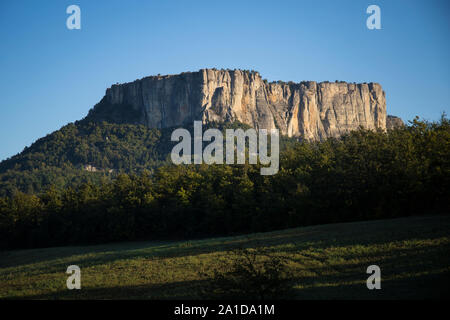 Der Stein von Bismantova, eine isolierte beeindruckend in die italienische Spur appenninen Region. Morgen sehen. Stockfoto