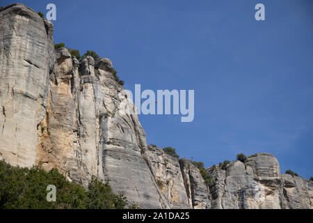 Die vertikalen Klippen der Stein von Bismantova mit Seiltänzer und den blauen Himmel im Hintergrund. Stockfoto