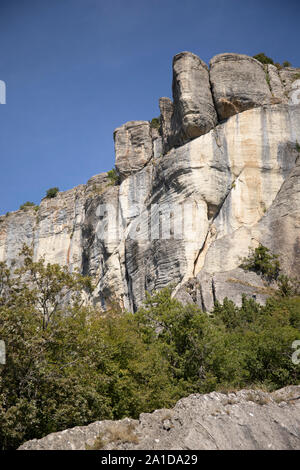 Die vertikalen Klippen der Stein von Bismantova mit den blauen Himmel im Hintergrund. Vertikale erschossen. Stockfoto