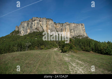 Der Stein von Bismantova, eine isolierte beeindruckend in die italienische Spur appenninen Region. Blick auf die umliegenden Felder. Stockfoto