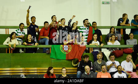 Olomouc, Tschechische Republik. 25 Sep, 2019. Portugiesische Fans werden während der Qualifier für Frauen handball Europameisterschaft Tschechien vs Portugal in Olomouc, Tschechische Republik, 25. September 2019 gesehen. Credit: Ludek Perina/CTK Photo/Alamy leben Nachrichten Stockfoto