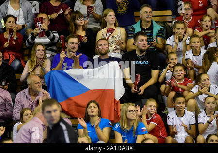 Olomouc, Tschechische Republik. 25 Sep, 2019. Die tschechischen Fans werden während der Qualifier für Frauen handball Europameisterschaft Tschechien vs Portugal in Olomouc, Tschechische Republik, 25. September 2019 gesehen. Credit: Ludek Perina/CTK Photo/Alamy leben Nachrichten Stockfoto