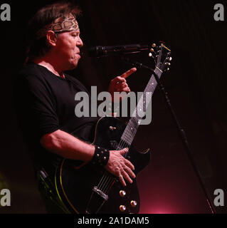 September 25, 2019, New York City, New York, USA: Sänger/Musiker GEORGE THOROGOOD und die Zerstörer durchführen, während Ihre "Gute schlechte Tour zu sein: 45 Jahre Rock'im Rathaus statt. Thorogood warf auch Kapital und Bewußtsein für die Leukämie und Lymphom Gesellschaft. (LLS) $ 1 von jedem Ticket für ausgewählte Tour Termine werden zu LLS gespendet werden verkauft. Die Band hat $ 166,969.41 zu helfen, eine Welt ohne Blut Krebs erzeugen. (Bild: © Nancy Kaszerman/ZUMA Draht) Stockfoto