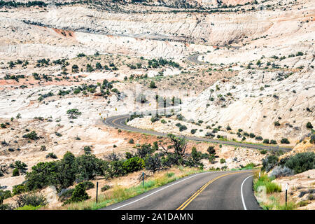 Steile dramatische Highway 12 Scenic Byway mit gewundenen Straße in Calf Creek Naherholungsgebiet und Grand Staircase Escalante National Monument in Utah Stockfoto