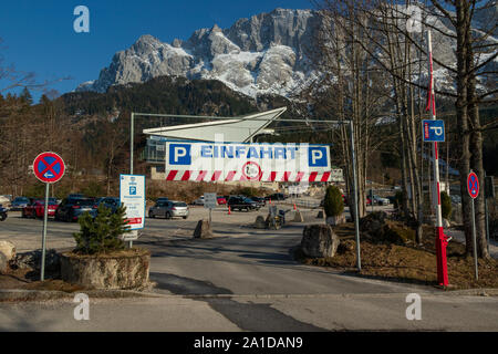 Eibsee, 31. März 2019: Eingang der Station Eibsee Seilbahn Deutschlands in der Nähe der Zugspitze nach oben Stockfoto