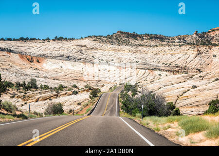 Steile dramatische Hill closeup auf Highway 12 Scenic Road in Calf Creek Naherholungsgebiet und Grand Staircase Escalante National Monument in Utah Stockfoto