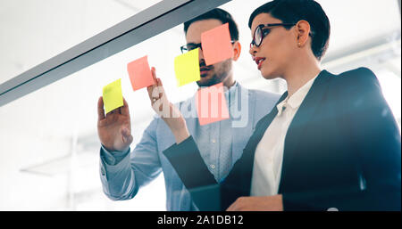 Business Leute zusammen, die am Projekt Stockfoto