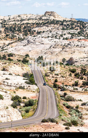 Vertikale Ansicht von Highway 12 Scenic Byway mit dem Auto auf der kurvenreichen Straße in Calf Creek Naherholungsgebiet und Grand Staircase Escalante National Monument in U Stockfoto