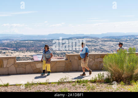 Boulder, USA - August 1, 2019: Leute, die auf der Suche von Kopf der Felsen blicken in Highway 12 Scenic Byway im Grand Staircase Escalante National Monumen Stockfoto