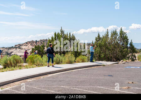 Boulder, USA - August 1, 2019: Leute, die im Kopf der Felsen blicken auf Parkplatz im Grand Staircase Escalante National Monument in Utah Stockfoto