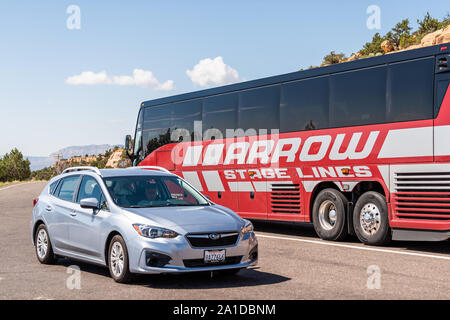 Boulder, USA - August 1, 2019: Auto und Pfeil Bühne Linien tour bus im Kopf der Felsen blicken auf Parkplatz im Grand Staircase Escalante National Monu Stockfoto