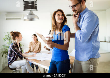 Geschäftsleute und Architekten Zusammenarbeiten auf Projekt Stockfoto