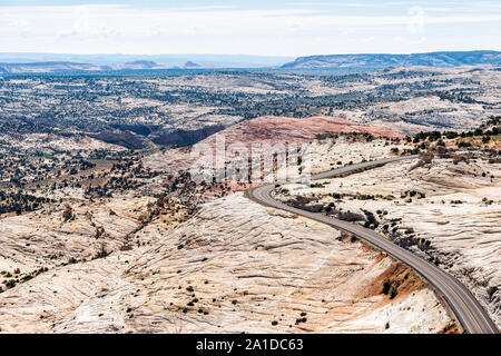 Hohen winkel Luftaufnahme der Wicklung Kurve auf der Straße Highway 12 Scenic Byway von Kopf der Felsen blicken im Grand Staircase Escalante National Monument Stockfoto