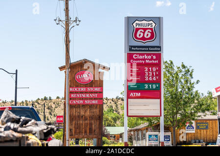 Tropic, USA - August 1, 2019: Kleine touristische Stadt mit Zeichen für Tankstelle und Clark's Land Markt im Grand Staircase-Escalante National Monument n Stockfoto