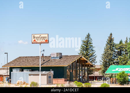 Bryce Canyon City, USA - 1. August 2019: Kleine touristische Stadt mit Zeichen für Resort Hotel in der Nähe von National Park mit der U-Bahn fast food Restaurant Stockfoto