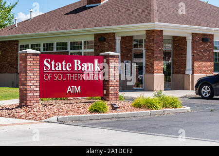 Tropic, USA - August 1, 2019: Kleine touristische Stadt mit Vorzeichen für staatliche Bank des südlichen Utah und ATM im Grand Staircase-Escalante National Monument in der Nähe von Stockfoto