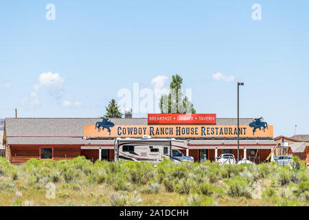 Bryce Canyon City, USA - 1. August 2019: Kleine touristische Stadt mit Zeichen für Cowboy Ranch House Restaurant in der Nähe von National Park Eingang Stockfoto