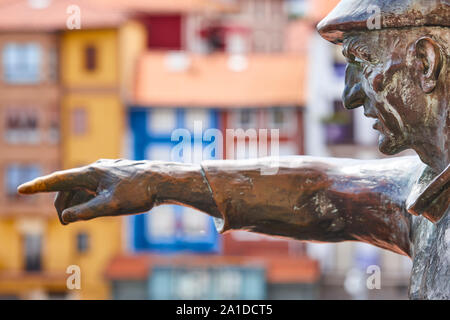 Fischer Skulptur im traditionellen spanischen Fischerdorf von Bermeo. Spanien Stockfoto