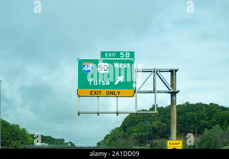 Oklahoma Highway, USA. Mai 29, 2019: Ausfahrt nach Tulsa Schild grüne Hinweistafel auf der Autobahn, blau bewölkter Himmel Stockfoto