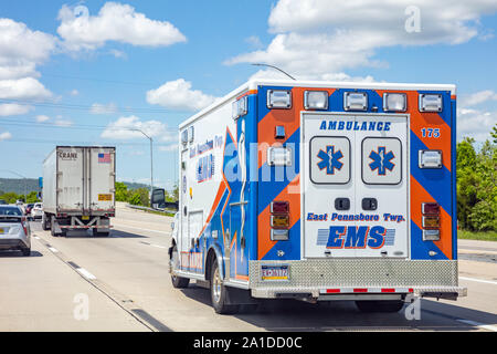 Chicago, Illinois, USA. Mai 6, 2019: Krankenwagen Rückansicht auf der Autobahn, sonniger Frühlingstag, blauer Himmel Stockfoto