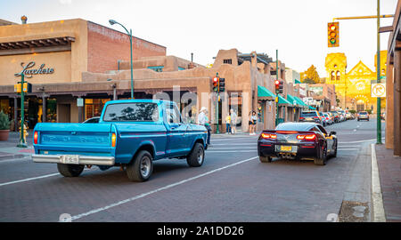 Santa Fe, New Mexico USA. 15. Mai 2019. Santa Fe Straßen der Innenstadt, Autos und Menschen zu Fuß im historischen Stadtzentrum Stockfoto