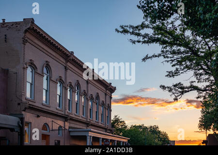 Santa Fe, New Mexico USA. 15. Mai 2019. Gebäude aus der Kolonialzeit Santa Fe downtown, Sonnenuntergang Stockfoto