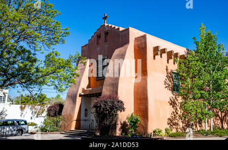 Santa Fe, New Mexico USA. 15. Mai 2019. Kirche in Santa Fe Innenstadt, sonniger Frühlingstag Stockfoto