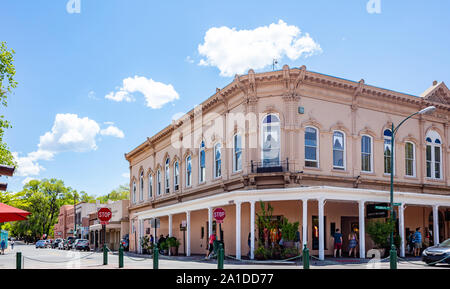 Santa Fe, New Mexico USA. 15. Mai 2019. Gebäude aus der Kolonialzeit Santa Fe Innenstadt, sonniger Frühlingstag Stockfoto