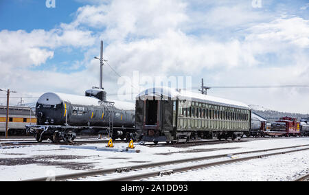 Williams Arizona USA. 23. Mai 2019. Retro historische Züge im Bahnhof. Verschneiter Tag, Titel und Wagen mit Schnee bedeckt Stockfoto